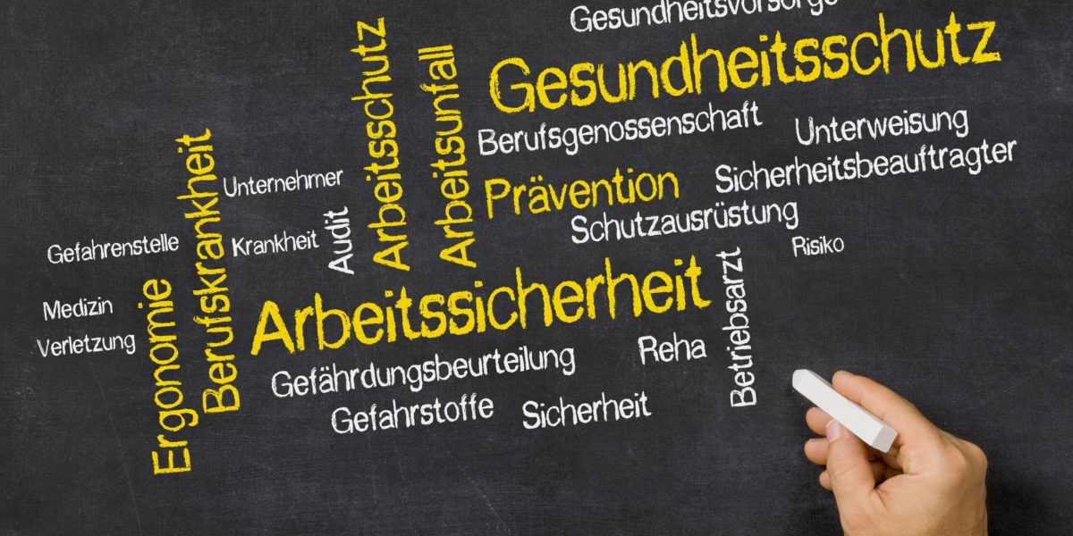 Word Cloud auf einer Tafel - Gesundheitsschutz und Arbeitssicherheit